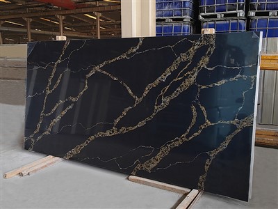 Черный кварц Калакатта с золотыми венами